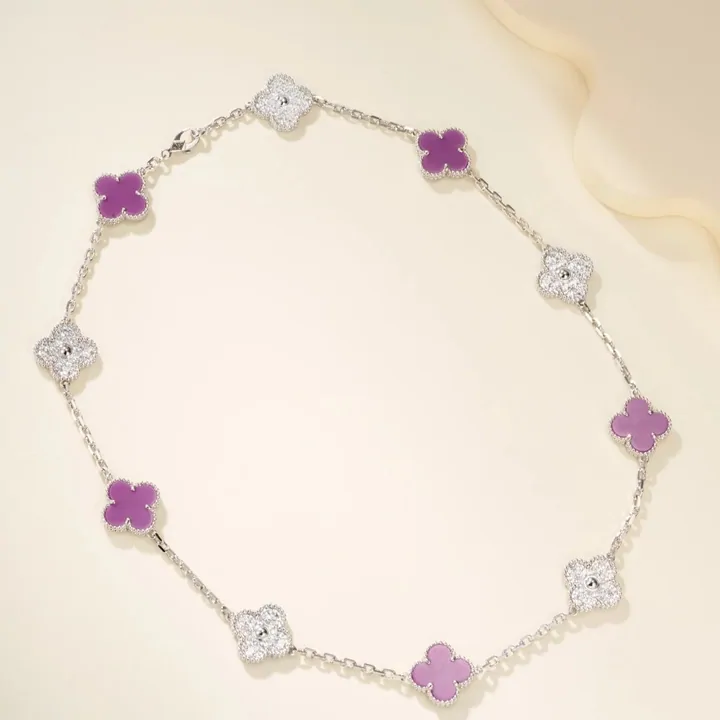 Clover-motif necklace with alternating white and violet stones